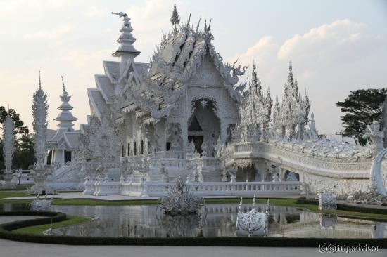 Wat Rong Khun, leichte Erdbebenschäden