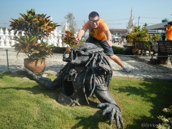 Tem até o Predador lá para poder tirar foto com ele! Risos!