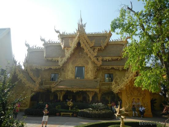 Nessa Parte dorada onde fica o banheiro e lojas e exposições de quadros