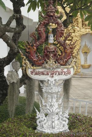 En el exterior del templo