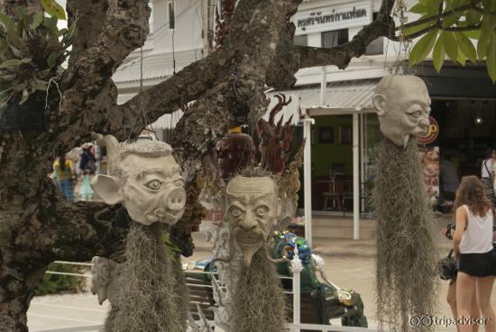 Figuras colgadas de un árbol