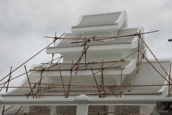In costruzione, con impalcature di bambu.