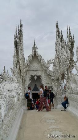 Jembatan penghubung ke bangunan utama