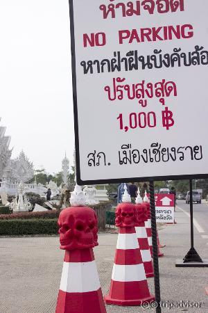 Wat Rong Khun: Passend zum Tempel auch die Hütchen