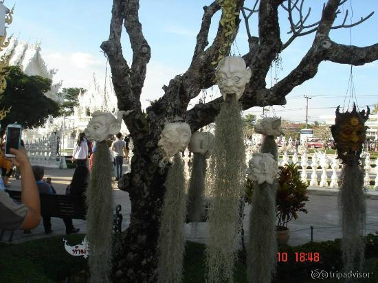 The Art form around the temple . interesting .. VIKTORIANZ