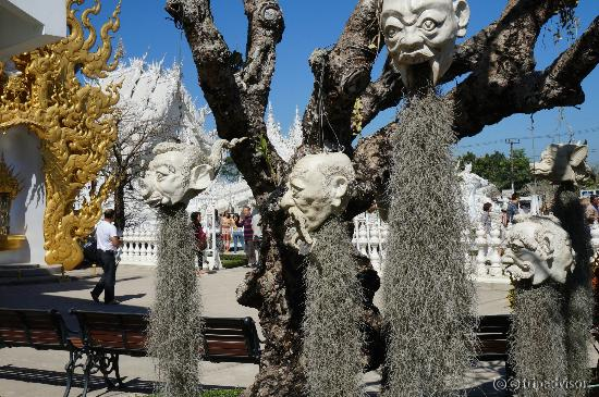 Les esprits Wat Rong KHUN