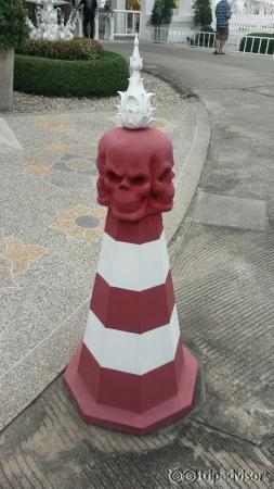 I birilli del traffico attorno al tempio