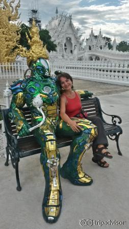 Scultura su di una panchina, vicino all'ingresso