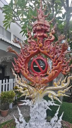 Il "monumento" che vieta di fumare