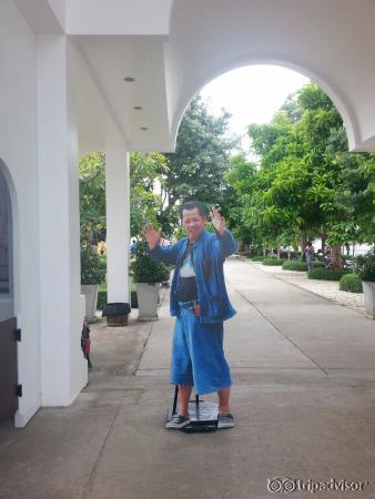 Chalermchai Kositpipat, who constructed and designed Wat Rong Khun
