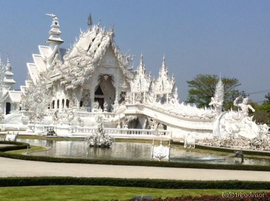 You can't get inside the temple between 12 and 1 so this is a great time to take a picture with 