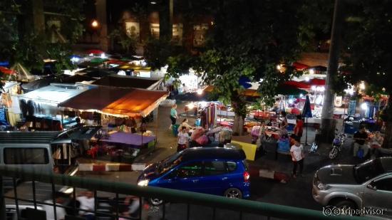 Воскресный рынок у крепостных ворот