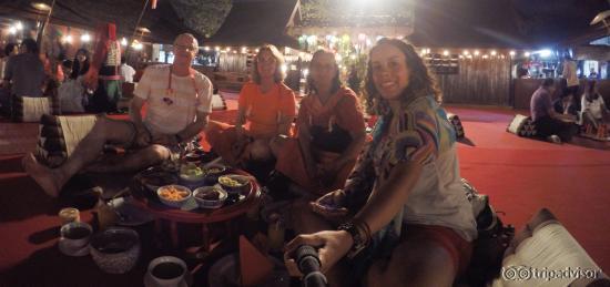 Jantamos sentados no chão