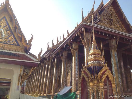 งดถ่ายภาพในเขตประดิษฐานองค์พระแก้วมรกตนะคะควรมาก่อน 15.00น. นะคะ จะได้ไม่รีบเร่งมาบารมี!!!!