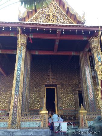 งดถ่ายภาพในเขตประดิษฐานองค์พระแก้วมรกตนะคะควรมาก่อน 15.00น. นะคะ จะได้ไม่รีบเร่งมาบารมี!!!!