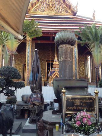 งดถ่ายภาพในเขตประดิษฐานองค์พระแก้วมรกตนะคะควรมาก่อน 15.00น. นะคะ จะได้ไม่รีบเร่งมาบารมี!!!!