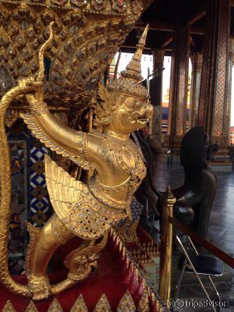 งดถ่ายภาพในเขตประดิษฐานองค์พระแก้วมรกตนะคะควรมาก่อน 15.00น. นะคะ จะได้ไม่รีบเร่งมาบารมี!!!!