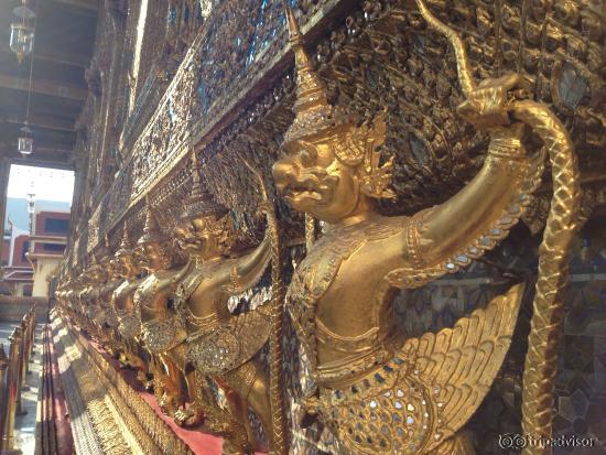 งดถ่ายภาพในเขตประดิษฐานองค์พระแก้วมรกตนะคะควรมาก่อน 15.00น. นะคะ จะได้ไม่รีบเร่งมาบารมี!!!!