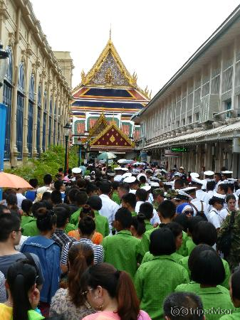 Желающие посмотреть храм.