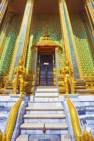 รูปปั้นหน้าทางขึ้นปราสาท