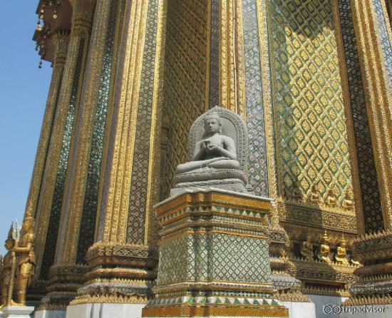 พระพุทธรูปด้านหน้าก็งดงามมากครับ