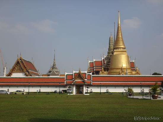 どこから見ても分かる目印になる金色の建物