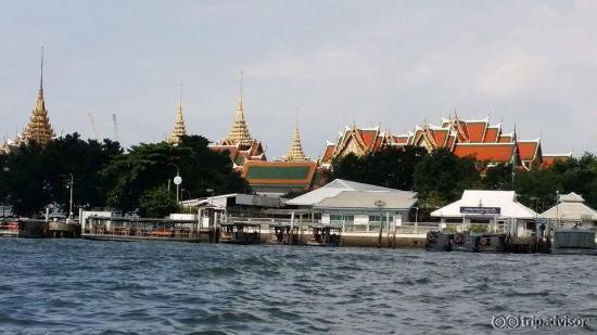 พระบรมมหาราชวังวัดพระแก้ว ถ่ายจากฝั่งแม่น้ำ