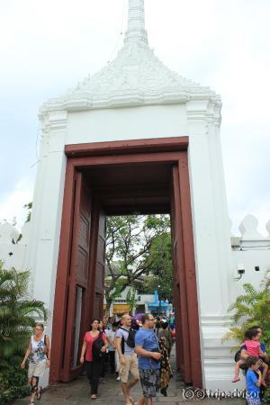 ผู้คนต่างหลั่งใหลเข้ามาเพื่อชื่นชมความงดงาม