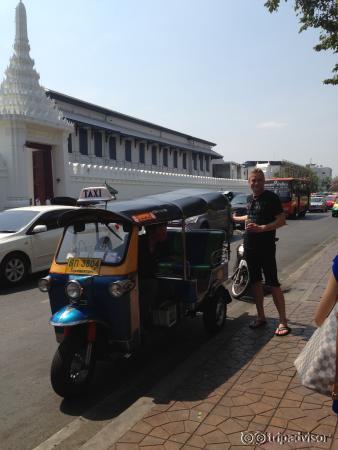 บริเวณด้านนอกของวัด