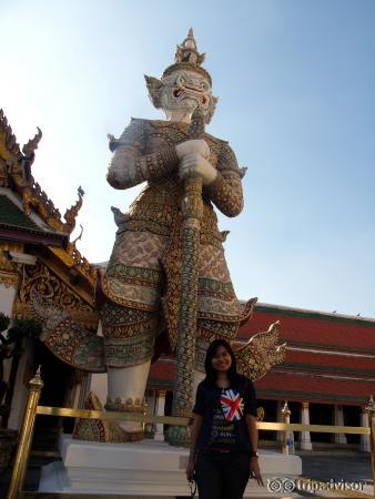 ยักษ์ตัวใหญ่มาก เฝ้าประตู