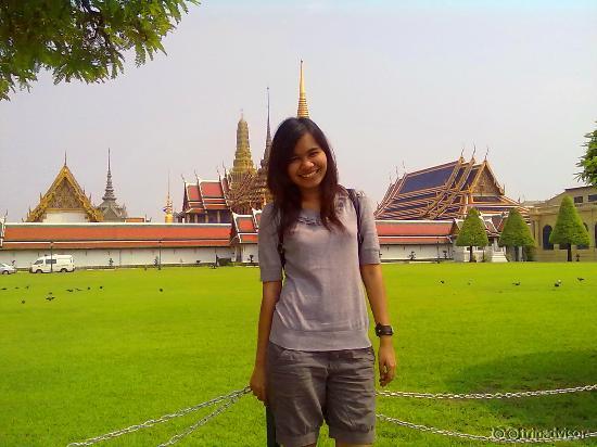 ฉากหลัง วัดพระแก้ว กับสนามสีเขียวอ่อน