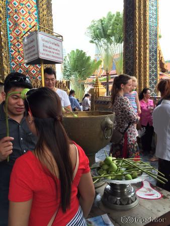 頭にポンポンしていました。（厄除け？）