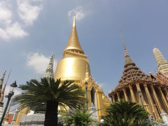 金色にピカピカ輝いていたプラ　シー　ラタナ　チェディ