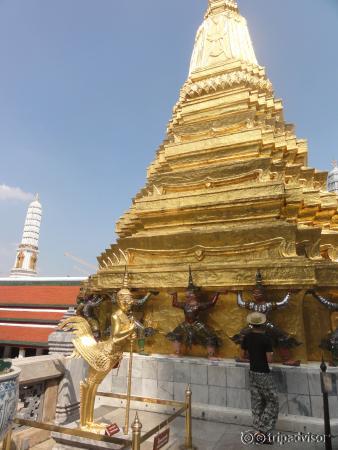 仏塔を支えている鬼のヤックと猿神のモック