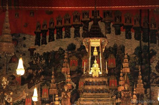 Изумрудный Будда