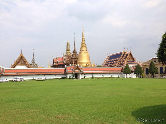 エントランス付近よりワットプラケオを望む。