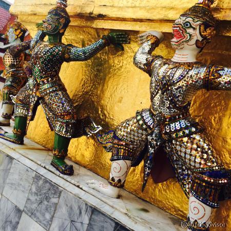 很富丽堂皇的感觉，原本就黄金灿灿，阳光照射的更加闪瞎眼。还是值得来参观一下～