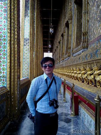 ถ่ายกับแถวพญาครุฑรอบพระอุโบสถที่ประดิษฐานพระแก้วมรกต