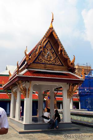 Открытый павильон-беседка для отдыха паломников