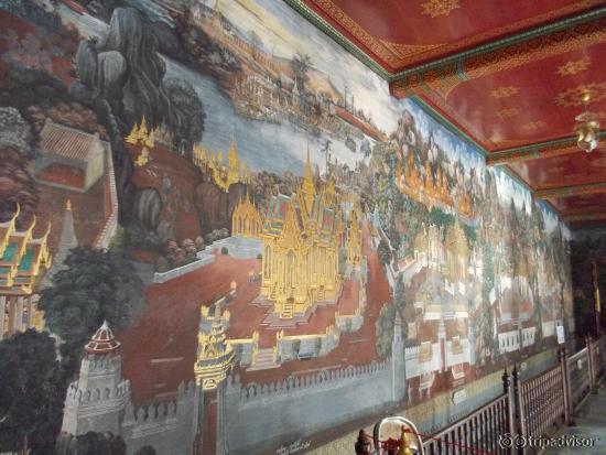 роспись на стене вокруг храма