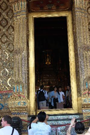 Вдали: Изумрудный Будда