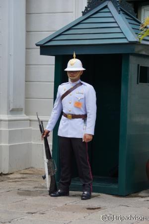 Охрана королевского дворца