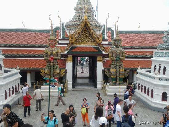 จากหน้าโบสพระแก้วมรกต