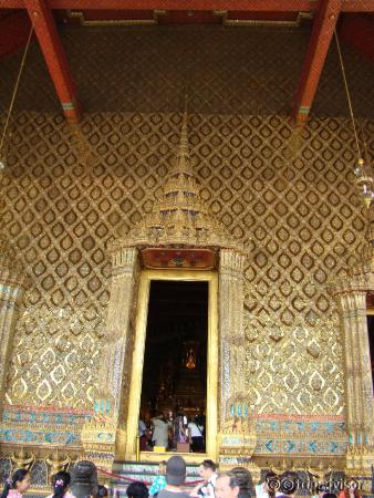 храм изумрудного Будды