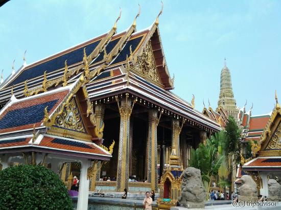 Full detailed ornamen temple. Beautiful, it's a must see place in Bangkok, but don't forget to p