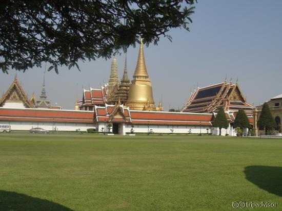 View dari halaman depan watt phra kaeo