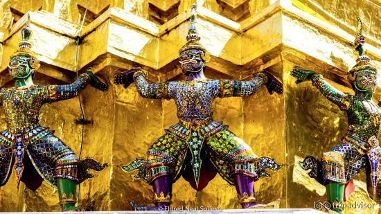3 of the 20 Plaster Giants / Monkey, lifting the the golden chedi. 