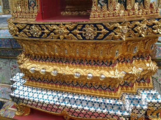 Ornamen berwarna emas sangat mendominasi bangunan-bangunan Kuil Wat Phra Kaew ini.