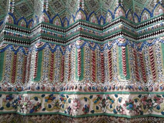 Ornamen yang sangat detil menghiasi kuil Wat Phra Kaew di kompleks Grand Palace.