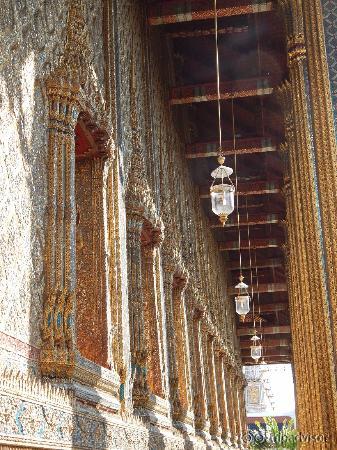 Parte do externa do templo que abriga o Buda de Esmeralda.